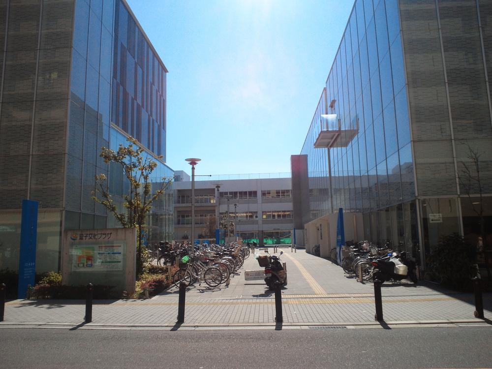 Primary school. Zushi until 530m elementary school to elementary school is a flat road. You can attend school without passing through the main road. 