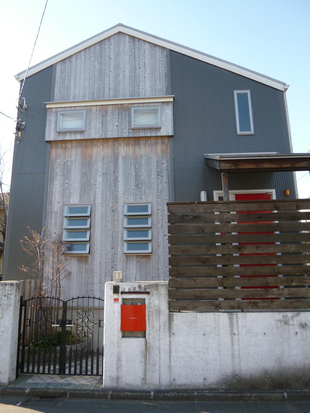 Local appearance photo. Cute house of gable roof. Is the appearance that grows in the blue sky to feel the warmth of the wood.