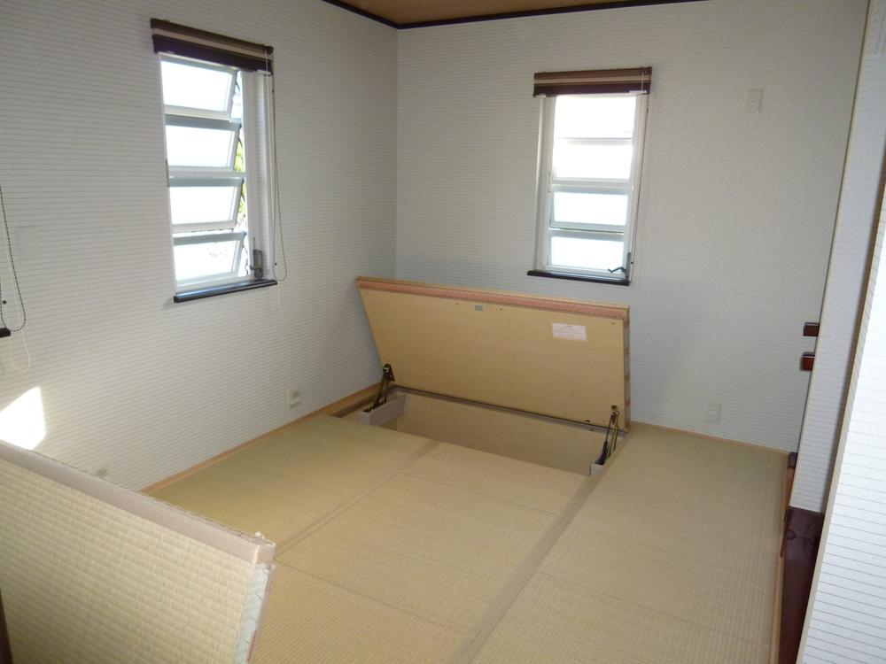 Non-living room. Your stand digging in the entrance next to the Japanese-style room. In addition to fully equipped with under-floor storage of the closet.