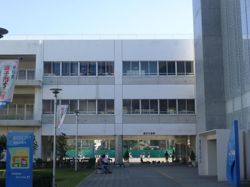 Primary school. Until Zushi Municipal Zushi Elementary School is behind 944m Shin-Zushi Station. It is adjacent to the People-to-People Exchanges center and right of Zushi culture Plaza of the left.