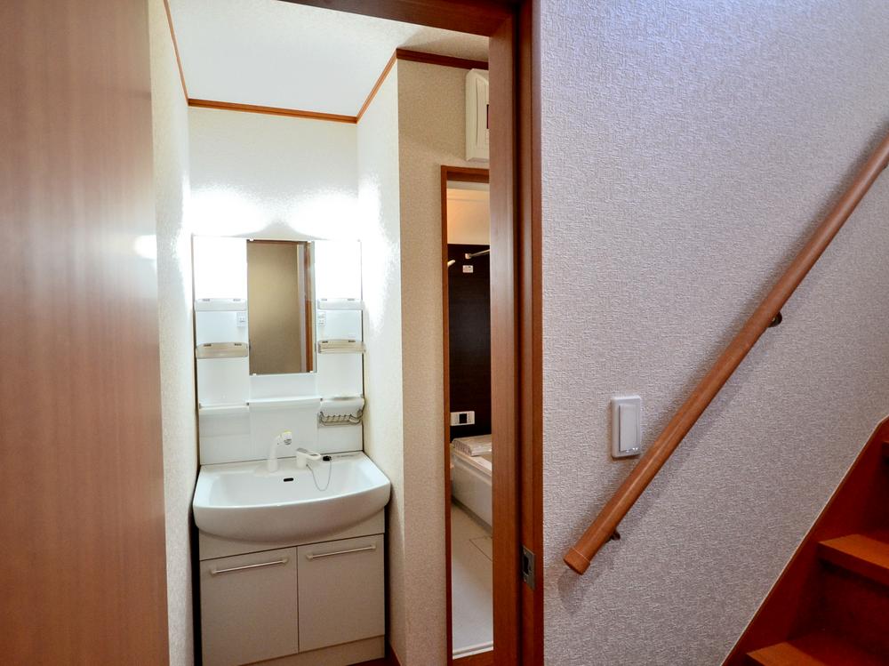 Wash basin, toilet. Room (August 2013) Shooting