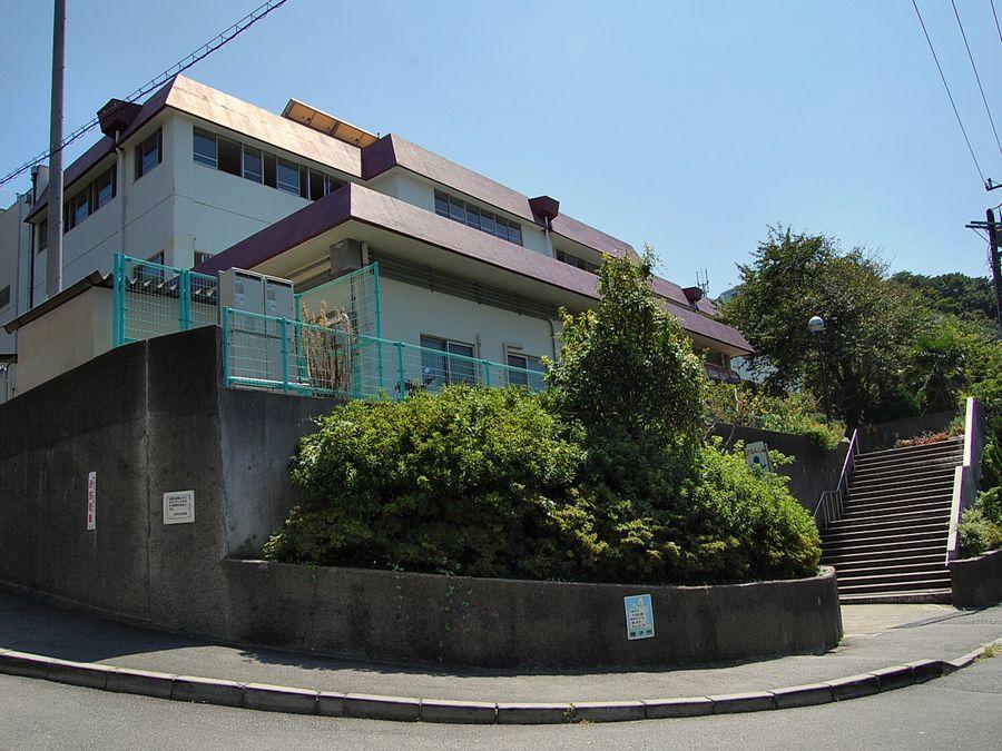 Primary school. Zushi Municipal kotsubo to elementary school 1296m