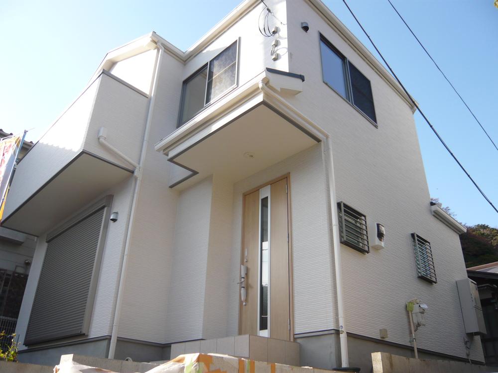 Local appearance photo. South road & amp; amp; good south terraced per the per positive local. Appearance is a simple design that is based on white. 