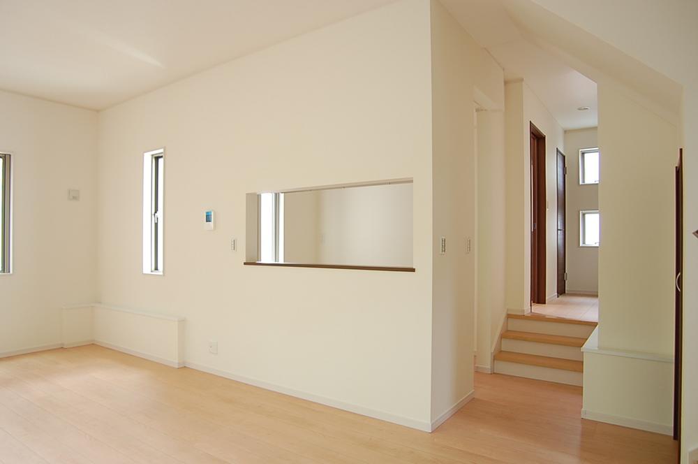 Living. Without providing the door to the flow line from the corridor, Stylish made to put a boundary between living at several stages of the stairs. There is a feeling of opening.