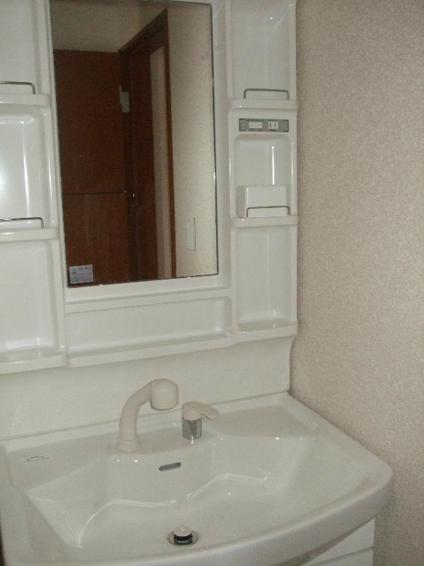 Wash basin, toilet. Washstand is a picture. 