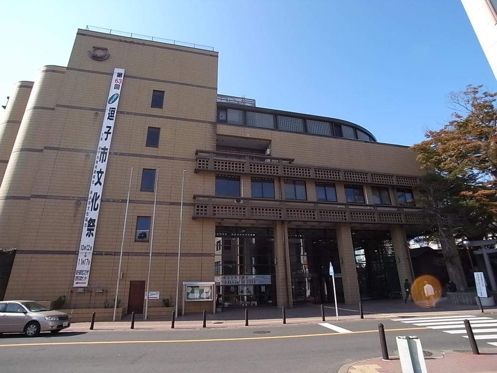 Government office. Zushi is very convenient city hall and near 600m to City Hall.