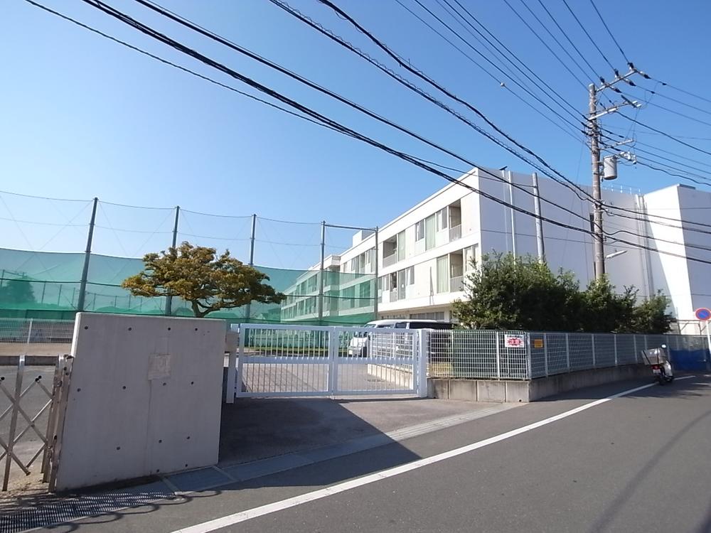 Primary school. Good location of a 4-minute walk made school by 250m flat to Zushi Elementary School.