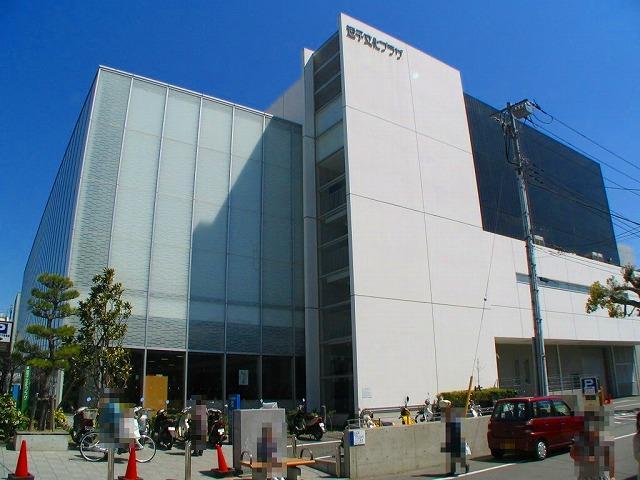 Streets around. Zushi Culture Plaza, library ・ Large and small hall ・ There is an indoor pool.