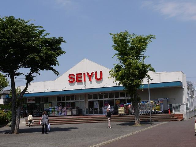 Supermarket. Seiyu Hisaki 600m to Highland