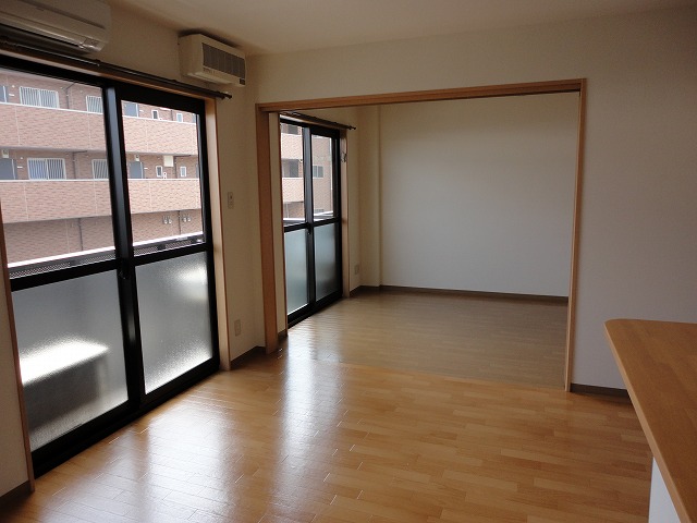 Living and room. It is spacious space and match the living and Western ☆