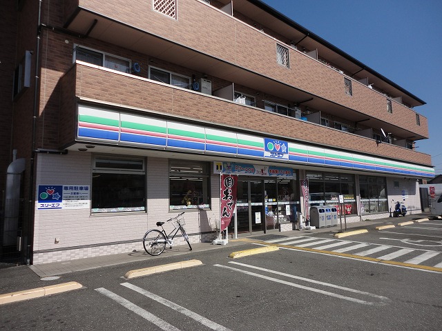 Convenience store. Three F Yamadakita store up (convenience store) 435m