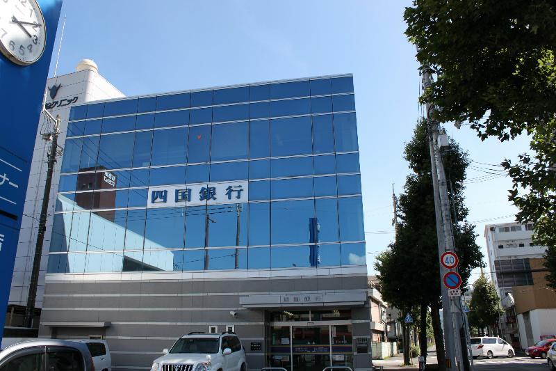 Other. There is Shikoku Bank to the entrance front.