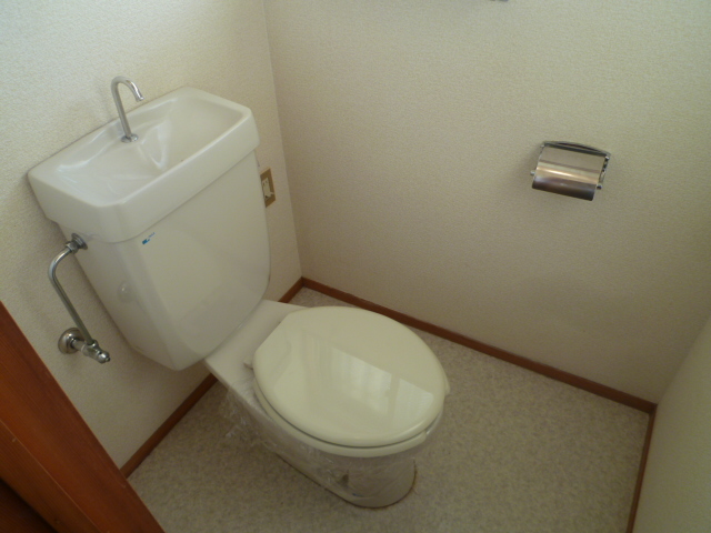Toilet.  ※ The photograph is the third floor of the room.