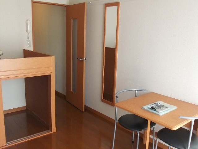 Living and room. There is a full-length mirror and folding of the table ☆