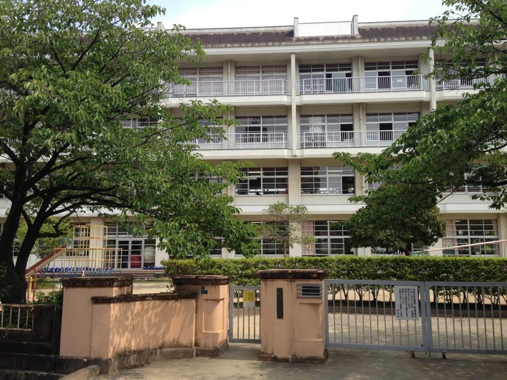Primary school. Showa to elementary school 950m