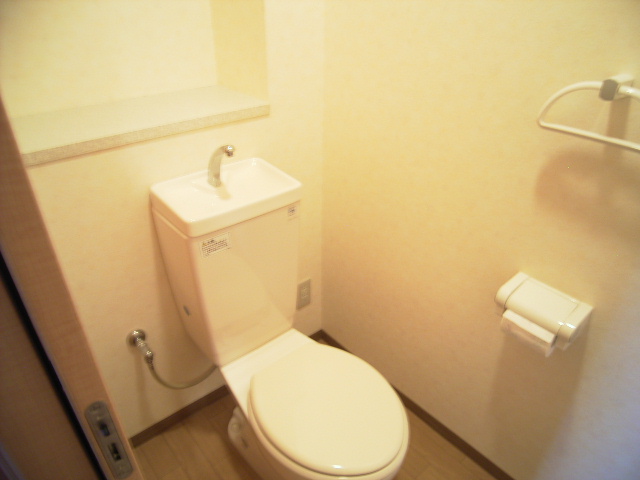 Toilet.  ※ The photograph is the second floor of the room.