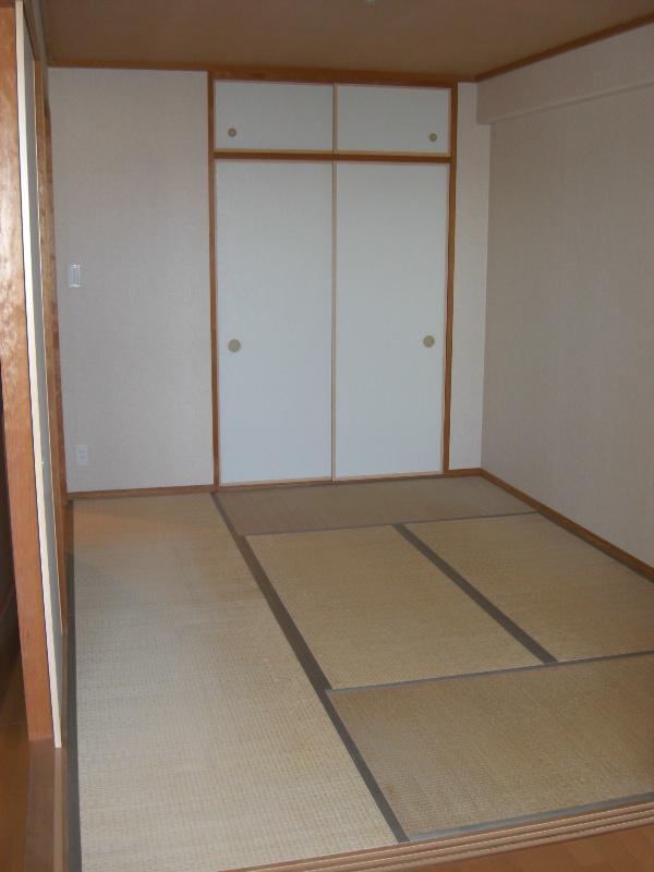 Non-living room. Japanese-style room adjacent to the living room. You can use widely in one piece.