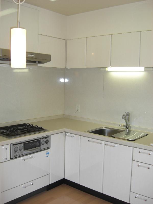 Kitchen. Use is easy to L-shaped kitchen.
