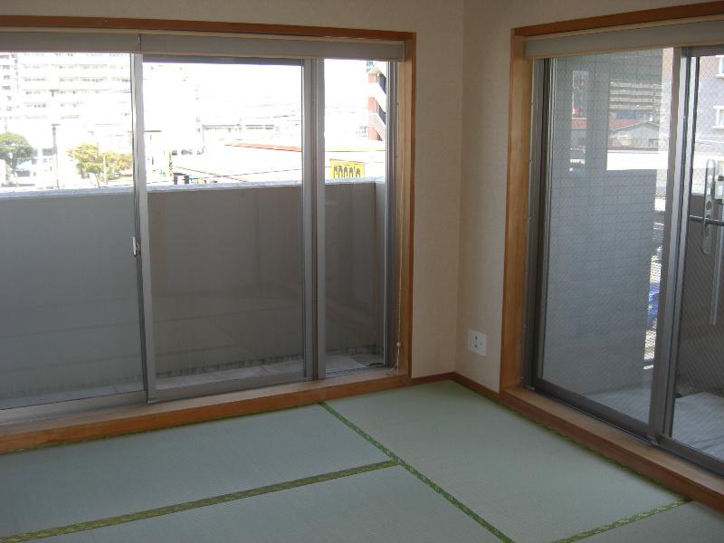 Non-living room. There are large windows in two directions, Bright Japanese-style room.