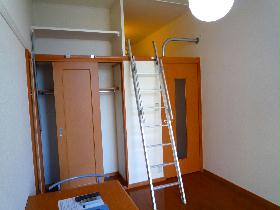 Living and room. Loft and climb the middle of the ladder, Closet to the left