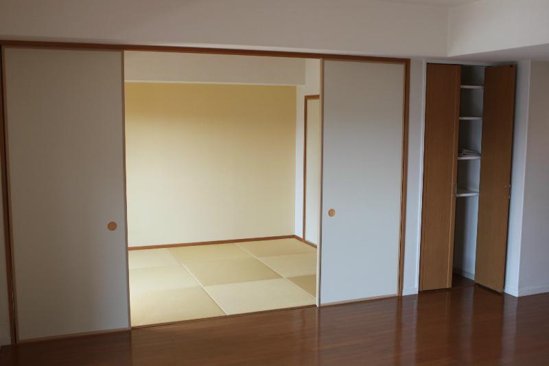 Non-living room. Is a Japanese-style room as seen from the LD! .