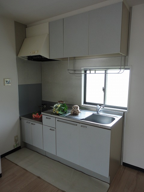 Kitchen. It is bright and there is a window ☆