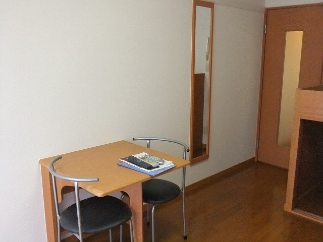 Living and room. Folding table and two chairs, There is also a full-length mirror ☆