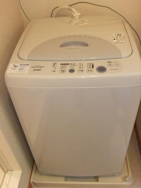 Other Equipment. There is a fully automatic washing machine in a room ☆