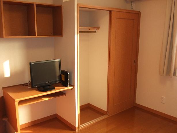 Living and room. There is also a storage and closet ☆