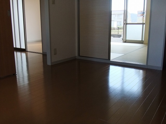 Living and room. It is a photograph taken from the North Western-style ☆