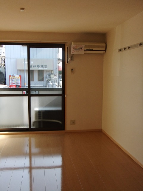 Living and room. Air conditioning ・ You Yes over indoor hanger ☆