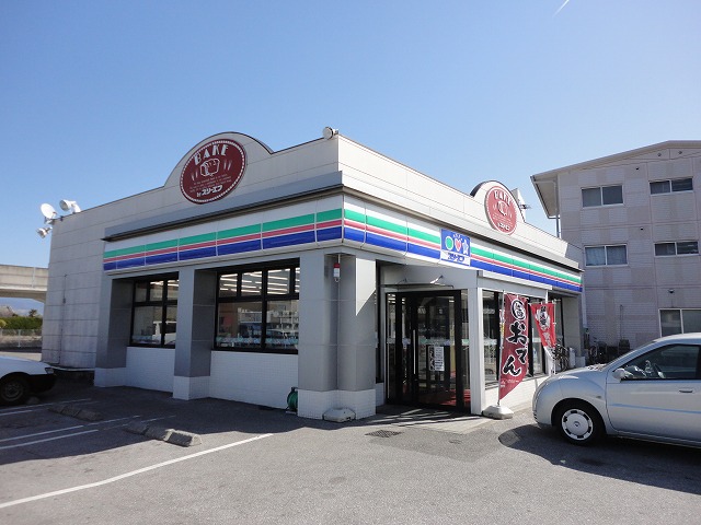 Convenience store. Three F tropical Ozone store up (convenience store) 357m