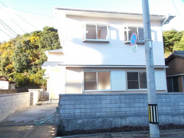 Local appearance photo. South-facing bay window is wonderful !!