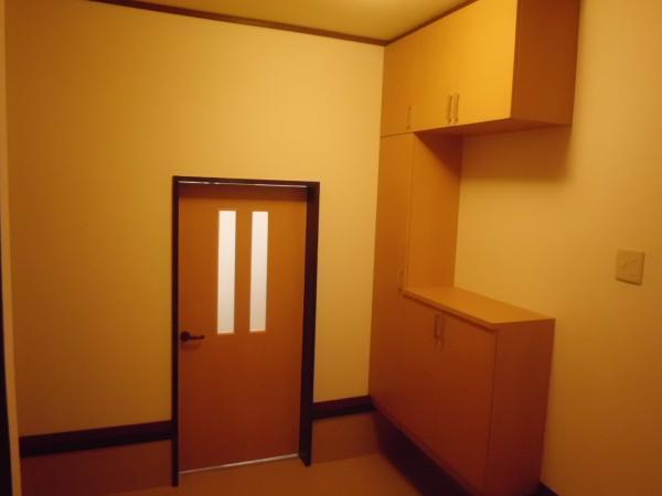 Other introspection. Entrance door replacement. It established shoe box.