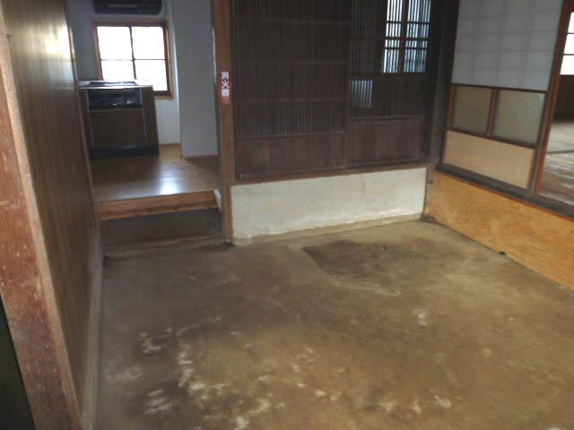 Other. Dirt floor