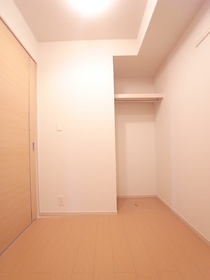 Living and room. It can be used as Bettoru and storage space.