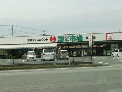 Supermarket. Korea etc. 250m to market (super)