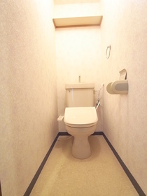 Toilet. Toilet seat installation with cleaning function
