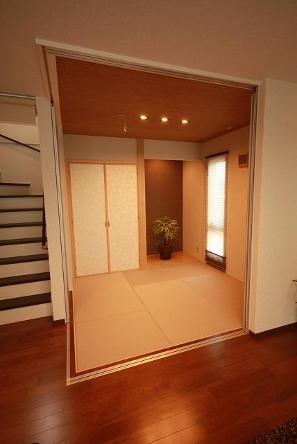 Other introspection. Popular living stairs that go out return home of the family can be seen. Small was Japanese-style room can also be used as a between the visitor.