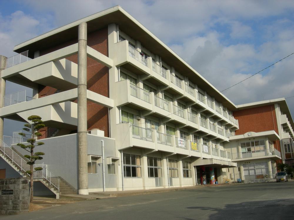 Junior high school. Nishigoshi to South Junior High School 930m