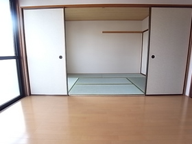 Living and room. ^^ Western-style rooms of the floor was re-covered Mashi