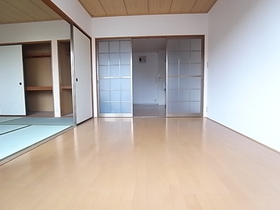 Living and room. ^^ You can use to connect with the Japanese-style room