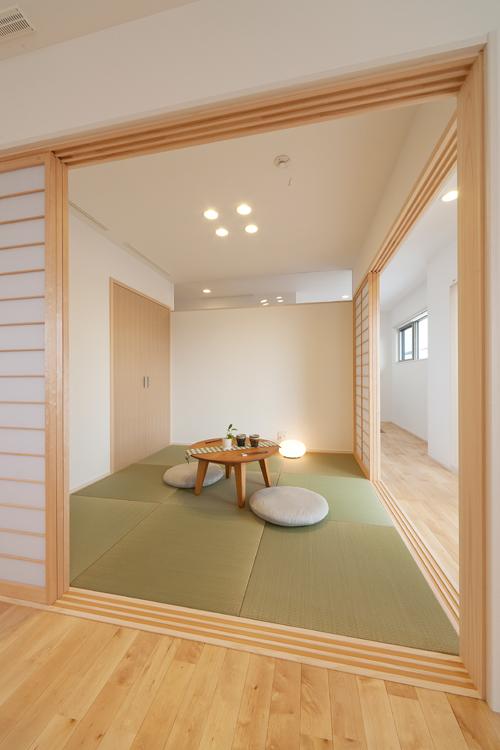 Non-living room. No. 5 place model house of living next to a Japanese-style room. From the front door, Direct floor plans that customers can Appetizer. It is also possible to partition as a private room.