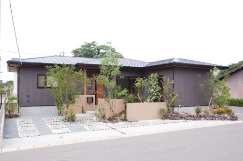 Local appearance photo. No. 14 land model house exterior photo. It is a one-story model house of sticks to your garden. Courtyard, Coordination in the planting of the image of the wooded area.