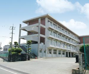 Junior high school. Koshi City to stand Nishigoshi South Junior High School and 1300m the "sincere," "wisdom," "labor" and the school motto is a junior high school that the educational activities aimed at the development of "power to live".