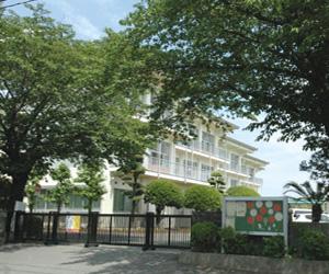 Primary school. Until Koshi Municipal Nishigoshi Minami Elementary School 1200m "bright Wisely Burly With the educational goals of emotion rich to foster children, "" virtue ・ Intellectual ・ It is an elementary school that the educational activities harmonious body. ".