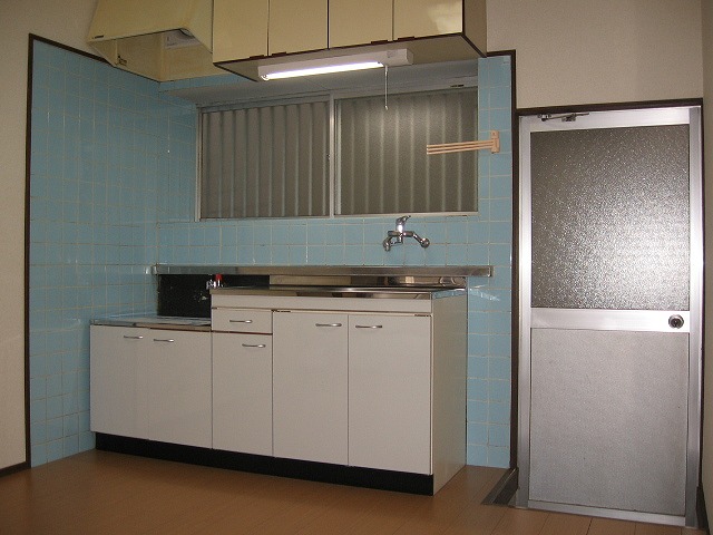 Kitchen. Kitchen lighting is also available, It will also be bright at hand in the work