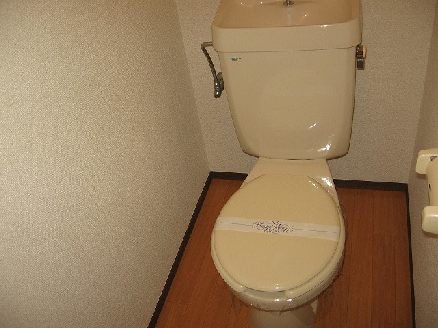 Toilet. Width is also wide that does not feel a sense of oppression