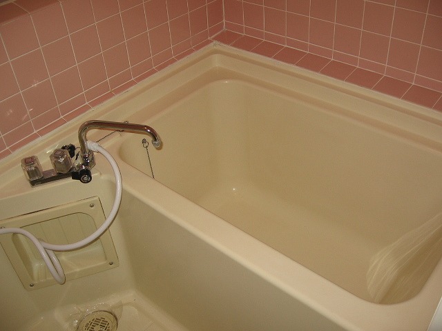 Bath. Pink tile is pretty bathroom is also available ventilation is also easy window!