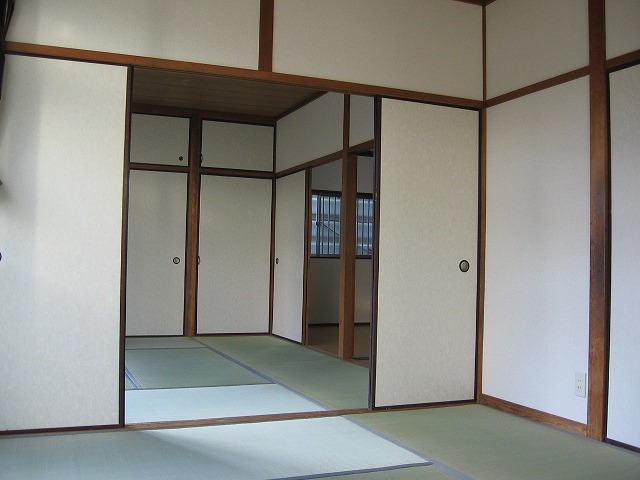 Living and room. Tatami now also feel a more brightness re-covering.